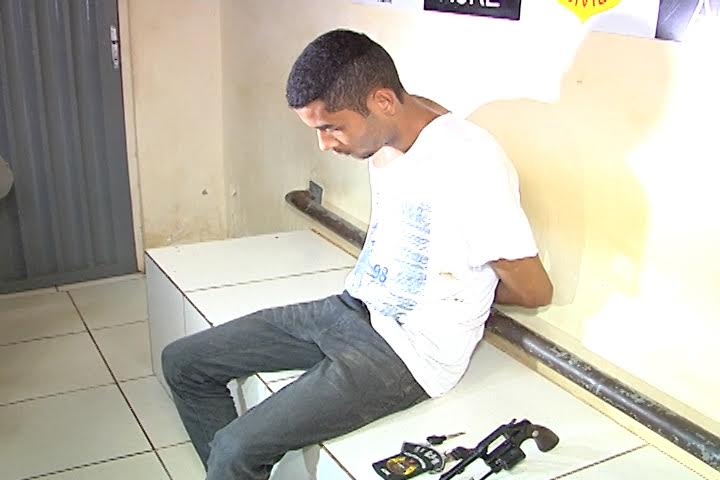 Polícia prende suspeito de assaltos e recupera duas motocicletas