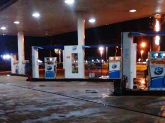 Posto de gasolina na Estrada da Floresta volta a ser alvo de assaltantes ; dupla foge com dinheiro