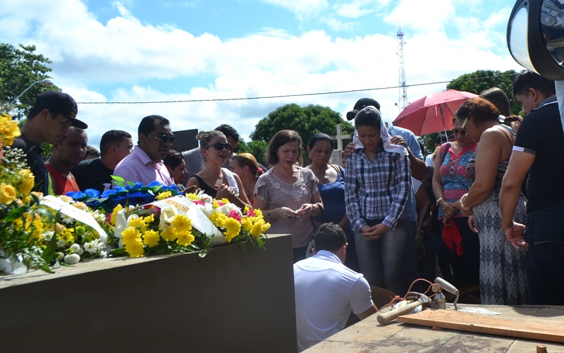 Sob forte comoção, estudante morta em acidente é sepultada no cemitério São João Batista