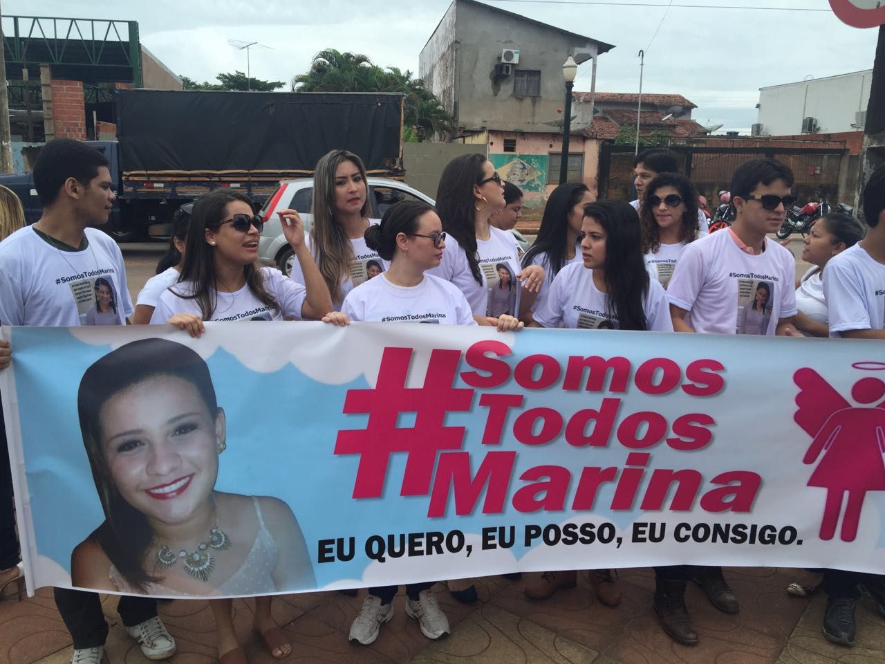 No local do acidente que matou estudante, amigos e familiares fazem campanha “Somos Todos Marina”