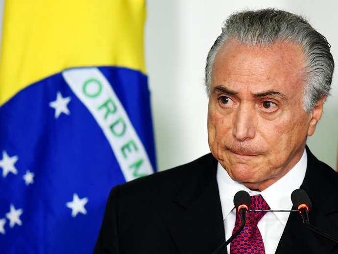 Temer se licencia da presidência do PMDB; Jucá assume