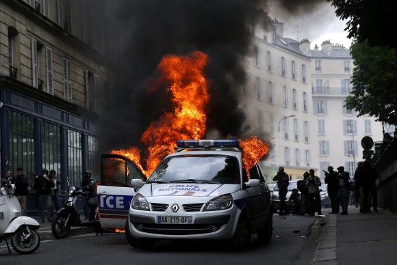 Carro policial é incendiado durante manifestação em Paris