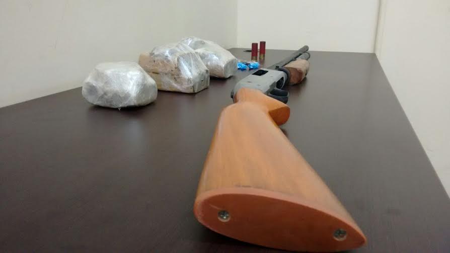 Polícia Civil apreende arma e mais de 1 kg de droga no Mocinha Magalhães