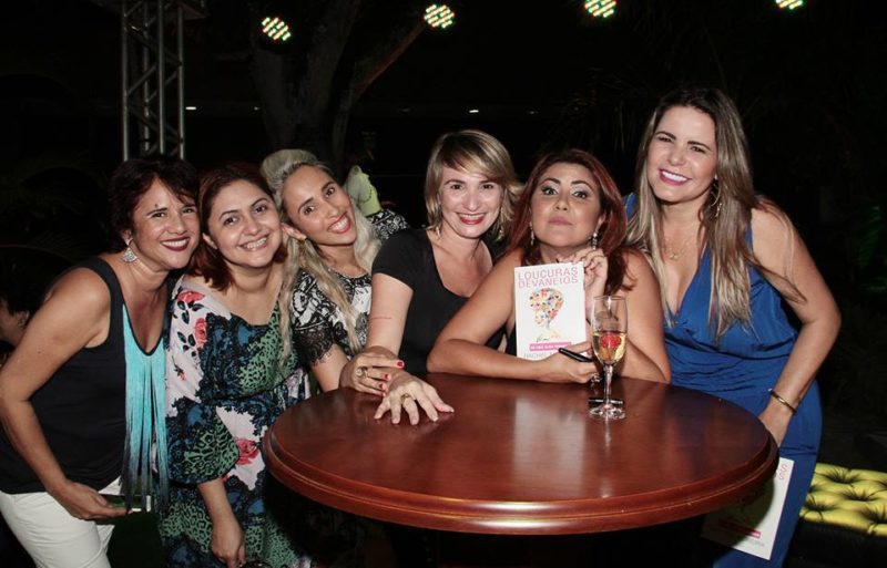 Rachel ao lado de amigas durante o lançamento do livro/Foto: Vaz Fernandes