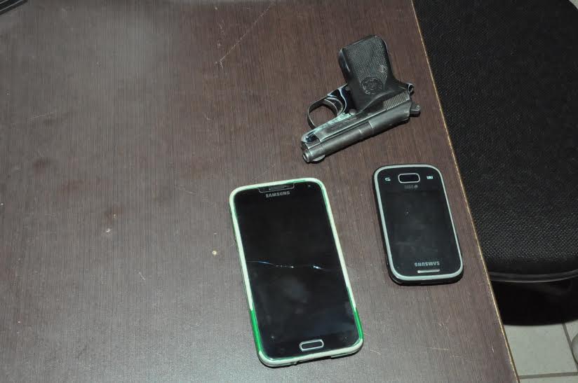 A arma de brinquedo utilizada e os celulares roubados/Foto: ContilNet
