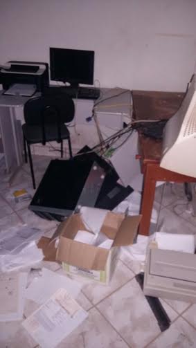 Alguns objetos foram jogados ao chão pelos assaltantes/Foto: ContilNet