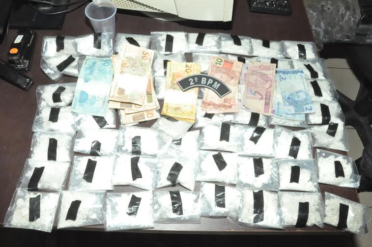 PM apreende quase 80 pacotes de pasta base de cocaína em Rio Branco