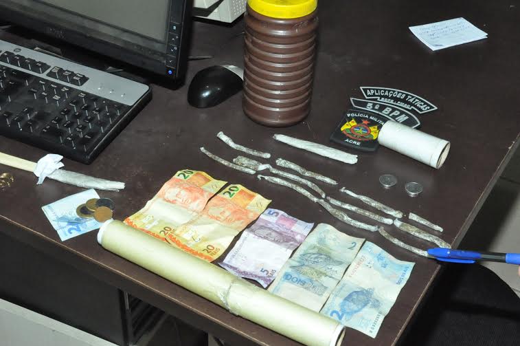 Homem é preso e menor apreendido suspeitos de tráfico de drogas