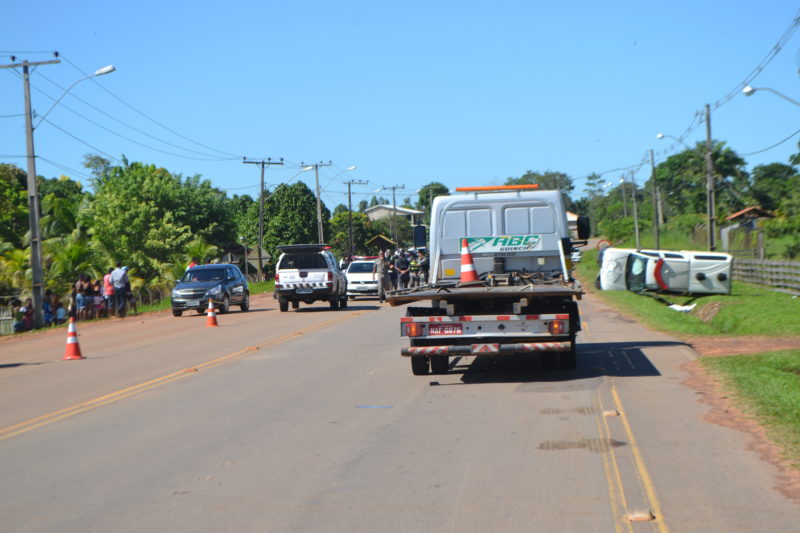 Carro da polícia capotou e ficou com a frente destruída após o acidente/Foto: ContilNet