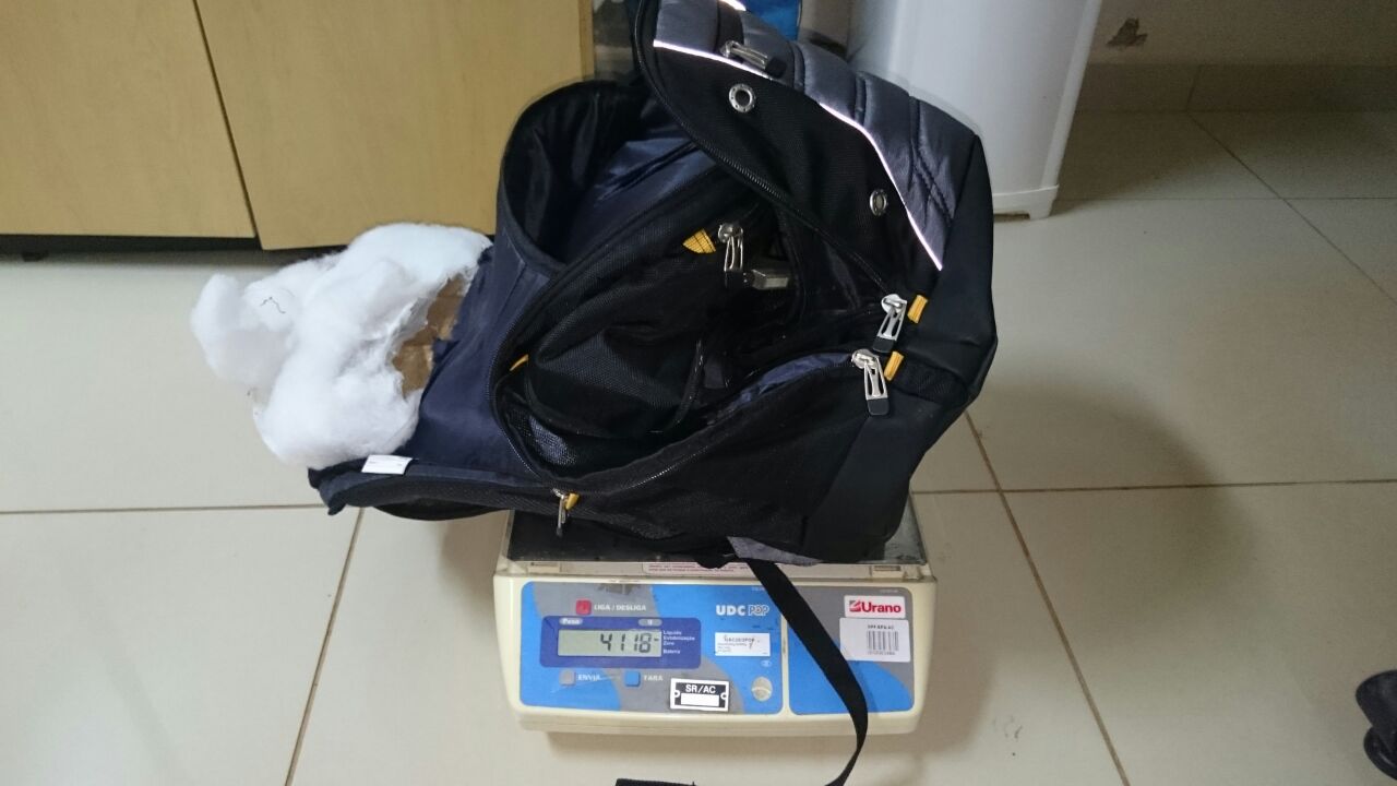 Mulher filipina é presa com 4 kg de drogas na BR-317; polícia investiga o caso