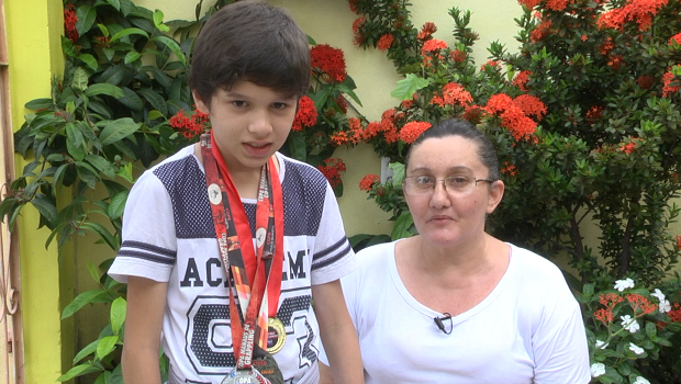 Menino com autismo vence preconceito e se destaca na luta livre, em Manaus