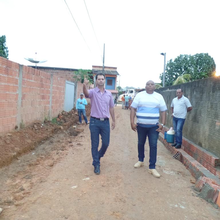 Mano vistoria obra de calçamento na rua Eugênio Areal, no bairro do Bosque