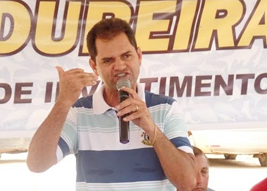Mano assina ordem de serviço para a construção do Mercado do Peixe em Sena Madureira