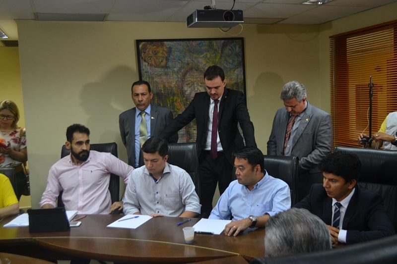 Deputados recebem secretário de Saúde para audiência/Foto: ContilNet