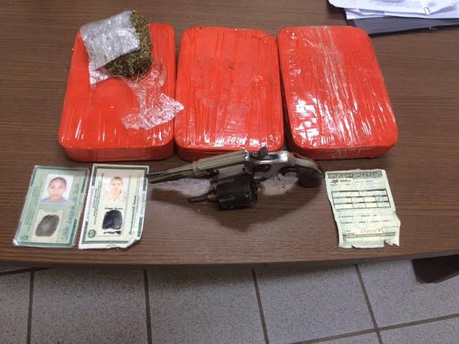Os entorpecentes e objetos apreendidos/Foto: Assessoria