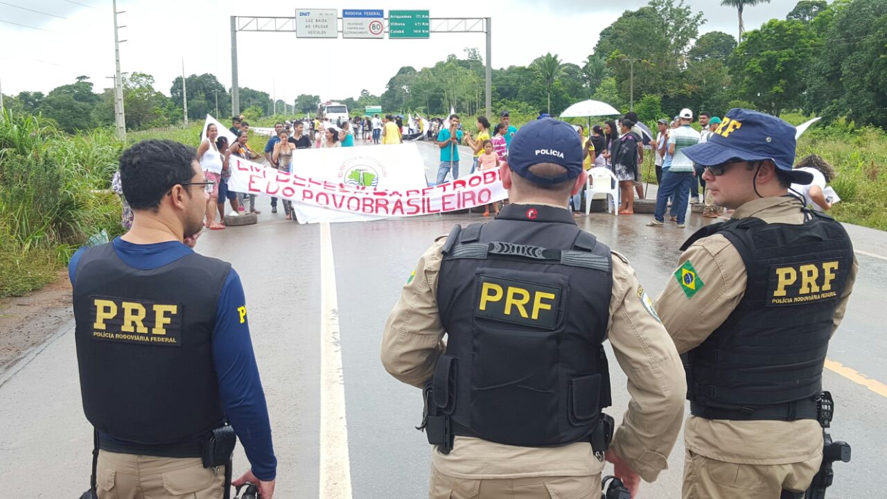 Protesto em apoio a Dilma fecha BR-364 e tráfego de véiculo para o Acre é interrompido