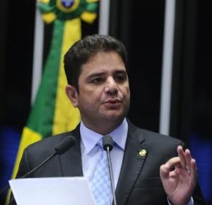Plenário do Senado durante sessão deliberativa extraordinária que decidirá pela aprovação ou rejeição do relatório favorável à admissibilidade do processo de impeachment da presidente Dilma Rousseff. Em discurso, senador Gladson Cameli (PP-AC). Foto: Marcos Oliveira/Agência Senado