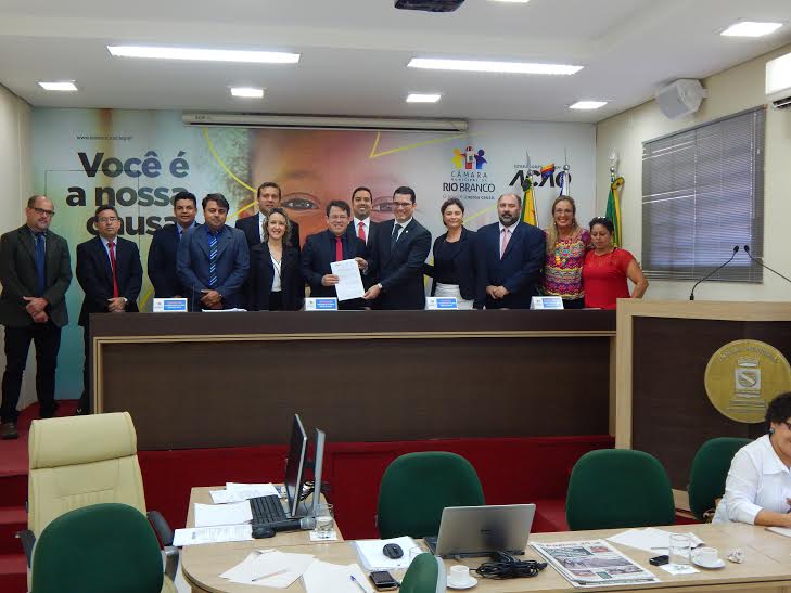 Comissão de Direito Tributário apresenta manifesto a vereadores