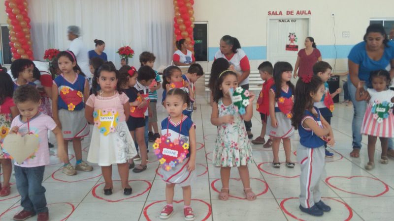 Crianças homenageiam suas mães