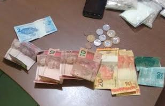 Jovem é presa e uma menor apreendida suspeitas de tráfico de drogas no Quinari