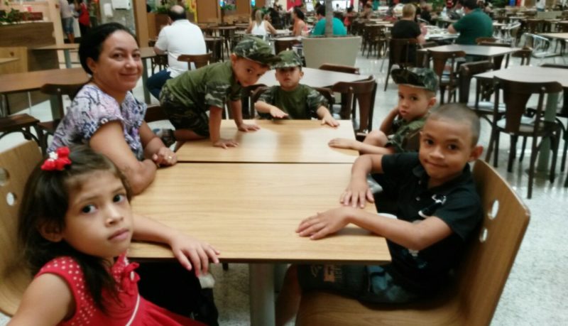 Inês e cinco dos seis filhos em passeio ao shopping/Foto: Arquivo pessoal