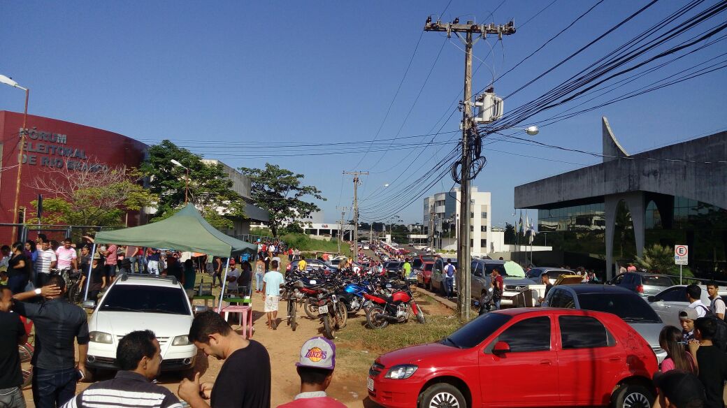 Eleitores dormem em frente ao TRE para regularizar títulos; acreanos enfrentam fila quilométrica