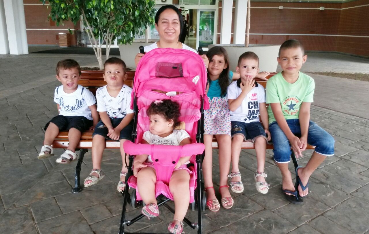 Dia das Mães: sem poder ter filhos biológicos, mulher adota seis crianças de uma só vez