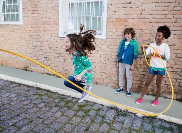 Brincadeiras que envolvem atividades físicas combatem a obesidade e exercitam as habilidades motoras (Foto: Divulgação) 