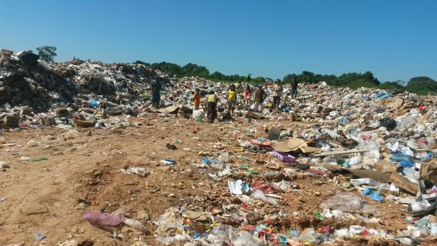 Índios catam lixo e se alimentam no lixão em Feijó; “MPE e prefeito não dizem nada”