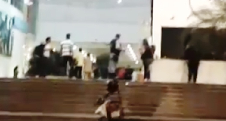 Suspeito invade universidade para fugir da polícia e causa tumulto; veja o vídeo