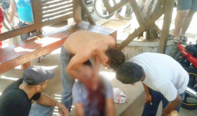 Jogo de baralho termina com taxista atingido com golpe de faca no pescoço; veja o vídeo