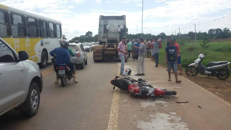 Motociclista morre após ser atropelado por caminhão próximo à Terceira Ponte