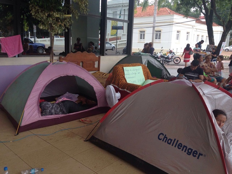 Manifestantes dizem que só saem da Aleac se for para casas populares