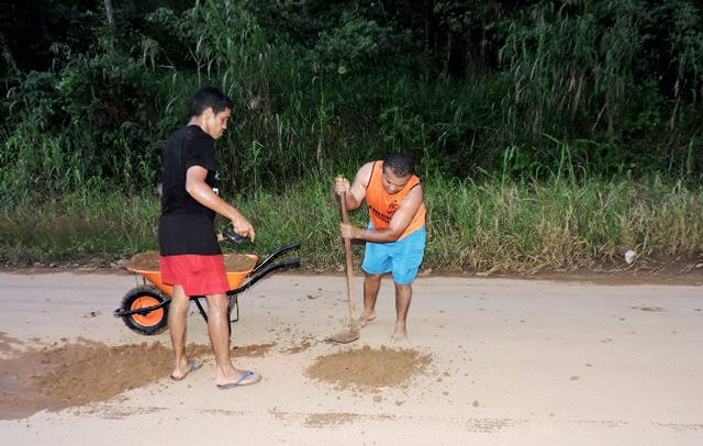 Moradores de Assis Brasil tapam buracos deixados pelo Programa Ruas do Povo