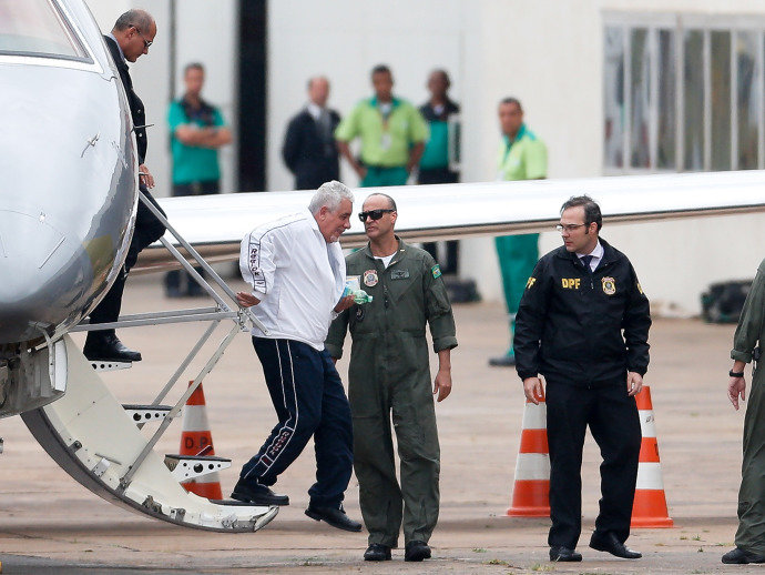 Henrique Pizzolato é escoltado por agentes da PF no Aeroporto de Brasília (DF), em seu retorno ao Brasil(Pedro Ladeira/Folhapress)