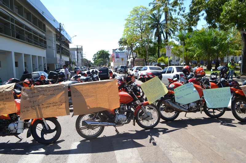 Motofretistas fecham rua em protesto contra falta de fiscalização da RBTrans
