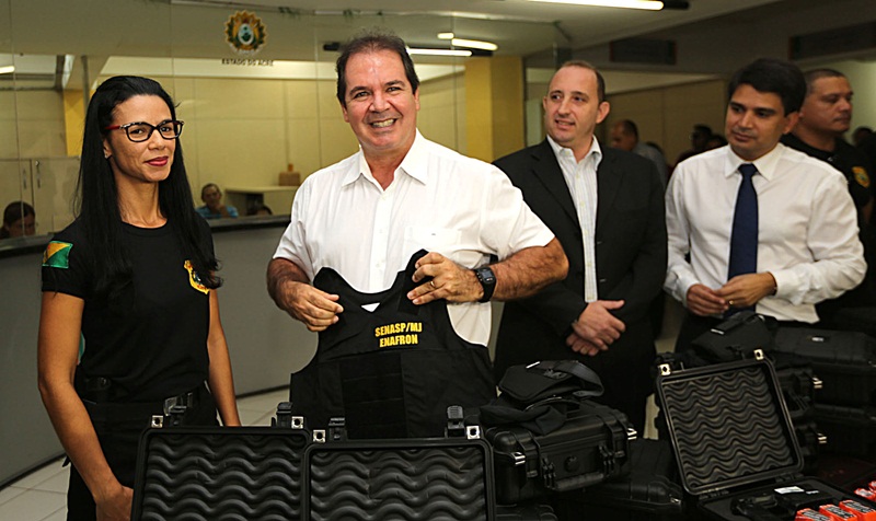 Governo do Acre entrega armas não letais e coletes para polícias Militar e Civil
