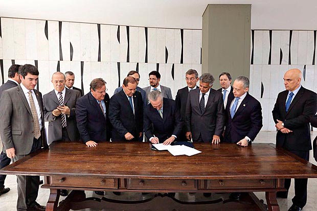 Michel Temer assina notificação de posse como presidente interino encaminhada pelo Senado