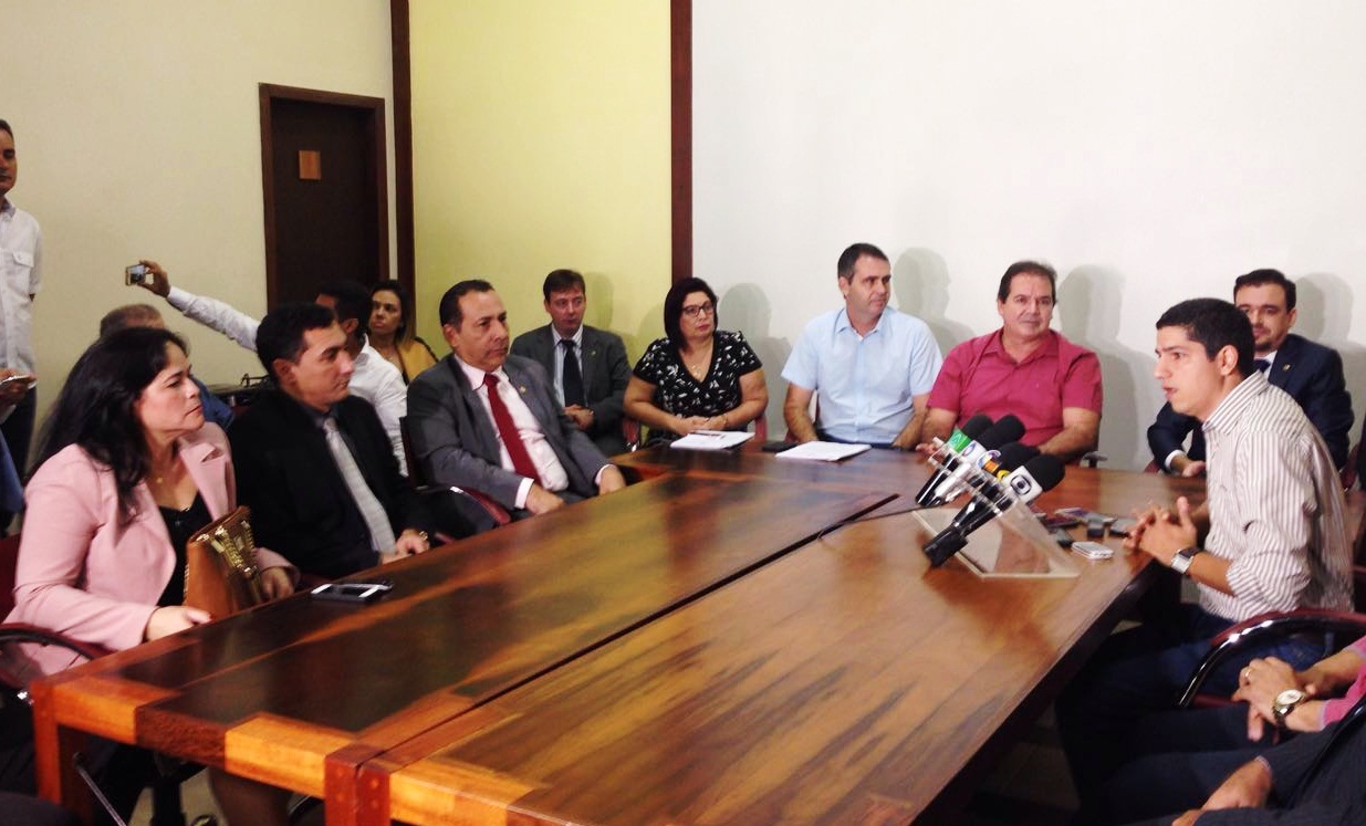 Tião Viana assina decreto com novas regras de contratação de empresas terceirizadas