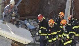 São Paulo - Bombeiros buscam mulher soterrada em desabamento de Igreja da Assembleia de Deus em Diadema, no ABC PaulistaRovena Rosa/Agência Brasil