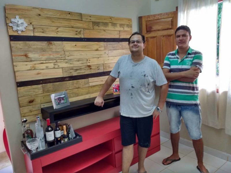 Dupla exibe uma de suas peça/Foto: Arquivo pessoal