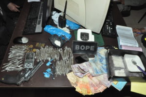 No local foi apreendido  72 tabletes de maconha, pasta base de cocaína e dois armas de fogo/Foto: Reprodução.