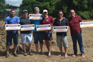 Durante o sábado, os próprios dirigentes pegaram no pesado na varrição do espaço, retirando galhos de árvores e muito lixo/Foto: Reprodução.