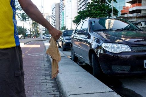Flanelinha diz que prefeitura abandonou categoria após chegada da Zona Azul