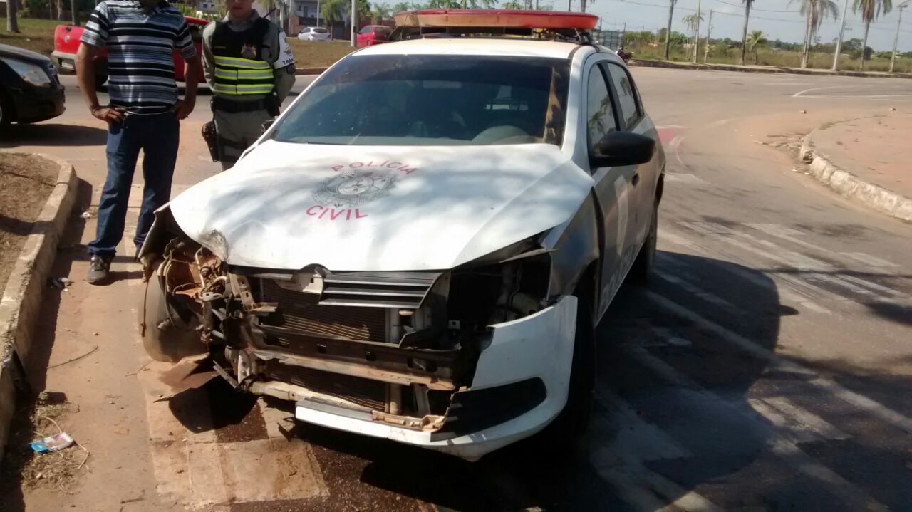 Viatura da Polícia Civil capota na Amadeo Barbosa; condutor não identificado