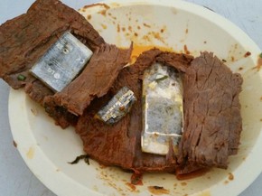 A mulher foi presa após os agentes encontrarem o objeto dentro do alimento/Foto: Reprodução