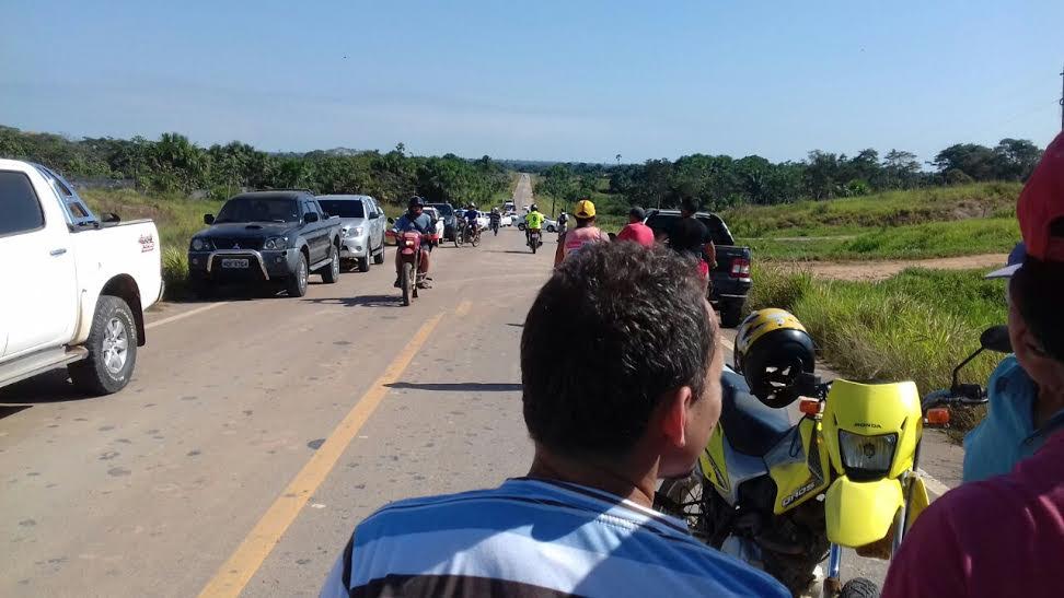 Moradores fecham BR-364 em protesto contra falta de pavimentação