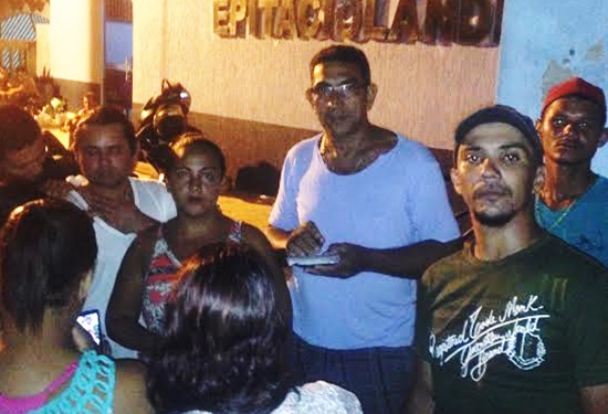 Em Epitaciolândia, grupo sem-teto realiza protesto em frente à Prefeitura para cobrar promessas