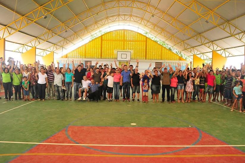Mano Rufino inaugura quadra coberta em escola da zona rural de Sena Madureira