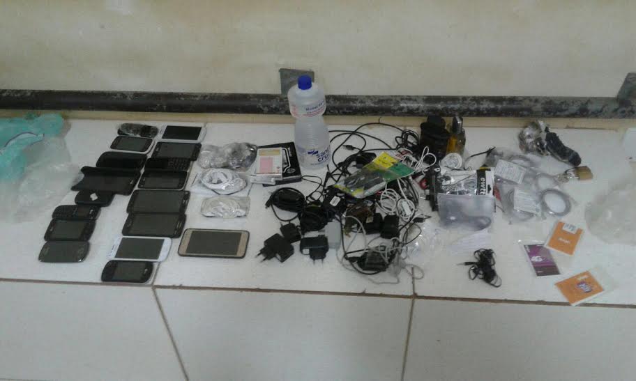 Agentes apreendem 17 celulares de presos em veículo, na FOC